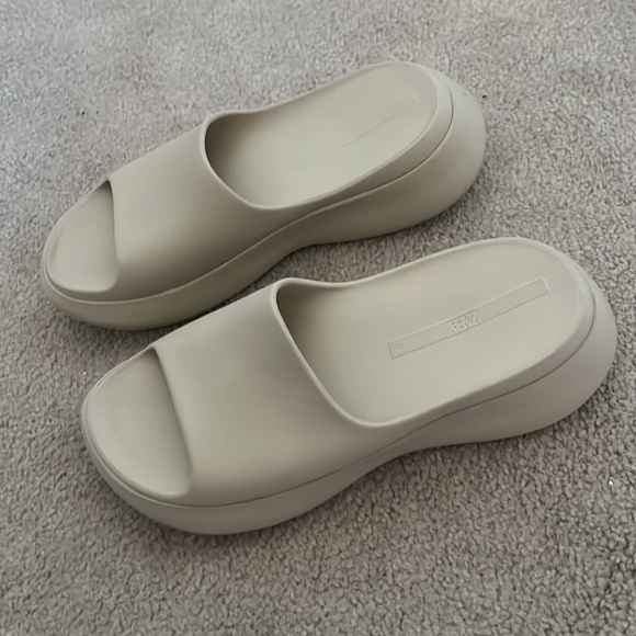 Zara rubber slippers size 39 - Picture 2 of 3